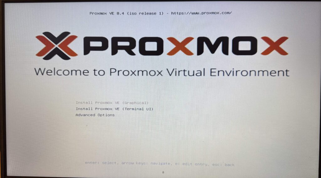 Proxmox VE 8.4のインストーラー起動時の「Install Proxmox VE (Graphical)」選択画面