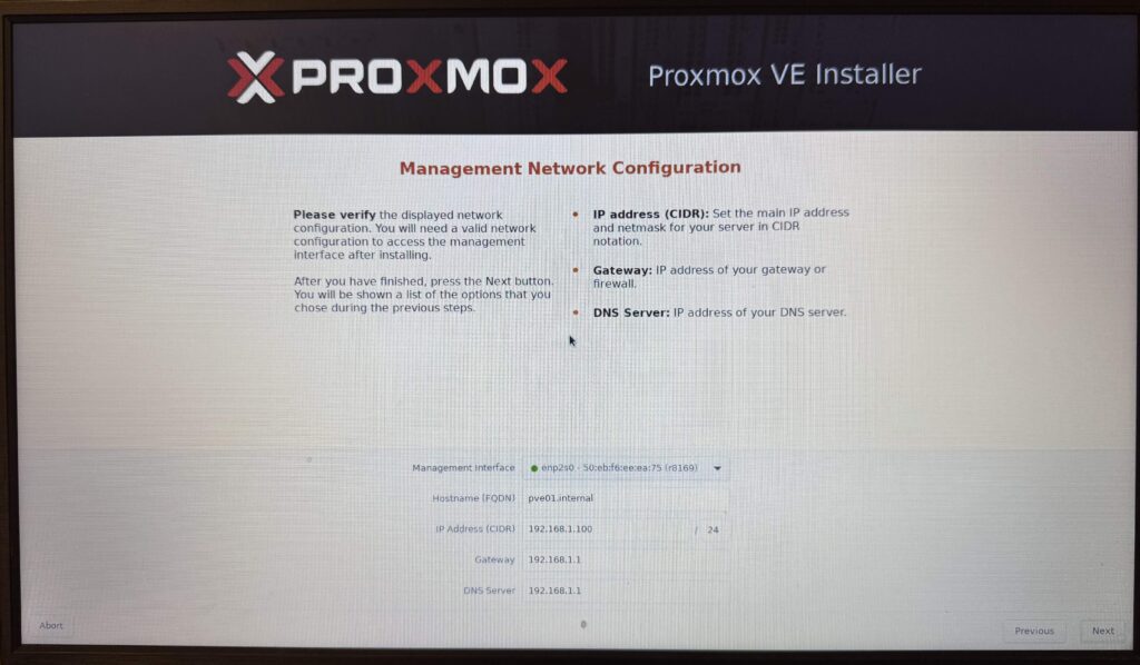 Proxmox VE 8.4インストール時のホスト名(FQDN)、IPアドレス、ゲートウェイ、DNSの設定画面